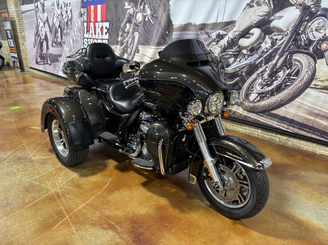 Harley-Davidson Tri Glide Ultra 2020 FLHTCUTG RVR RCK GRY/BLK - Photo 2