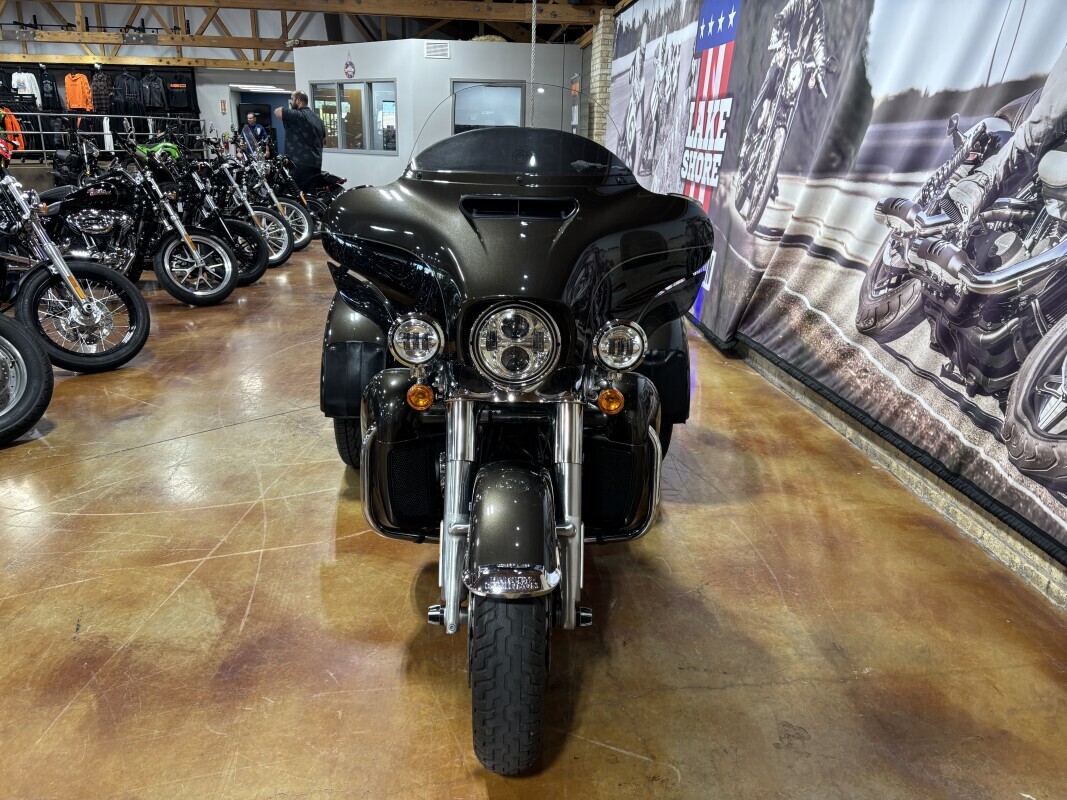 Harley-Davidson Tri Glide Ultra 2020 FLHTCUTG RVR RCK GRY/BLK - Photo 3