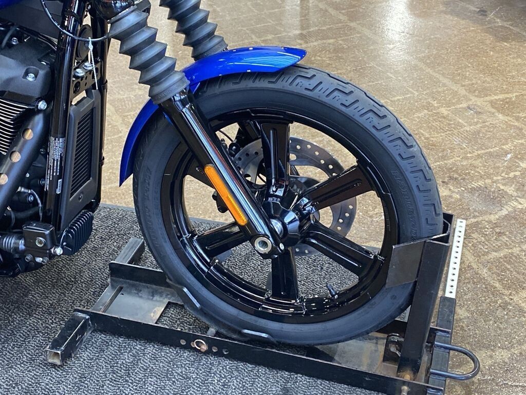 Harley-Davidson Street Bob 114 2024 FXBBS BLUE BURST - Photo 2