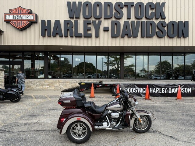 Harley-Davidson Tri Glide Ultra 2018 FLHTCUTG TWTDCHRY/SLVFRN