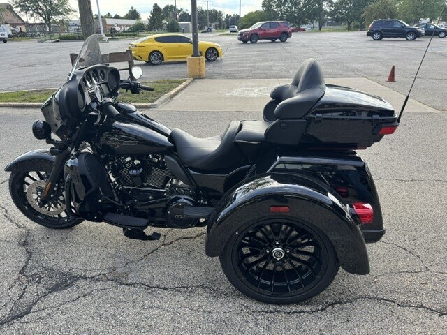 Harley-Davidson Tri Glide Ultra 2025 FLHTCUTG VIVID BLACK - Photo 4