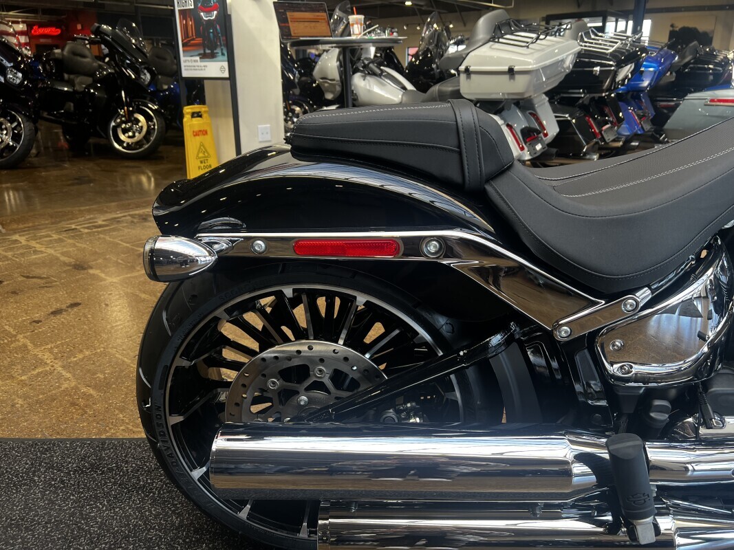 Harley-Davidson Breakout 2025 FXBR VIVID BLACK - Photo 6