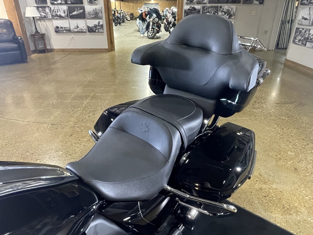 Harley-Davidson Street Glide Ultra 2025 FLHXU VIVID BLACK - Photo 10