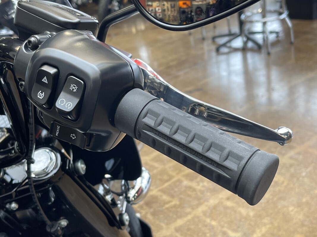 Harley-Davidson Heritage Classic 2025 FLHC VIVID BLACK - Photo 3