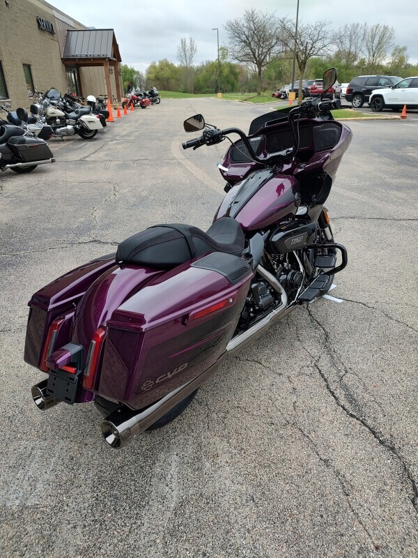 Harley-Davidson CVO Road Glide 2025 FLTRXSE POISON BERY FADE - Photo 8