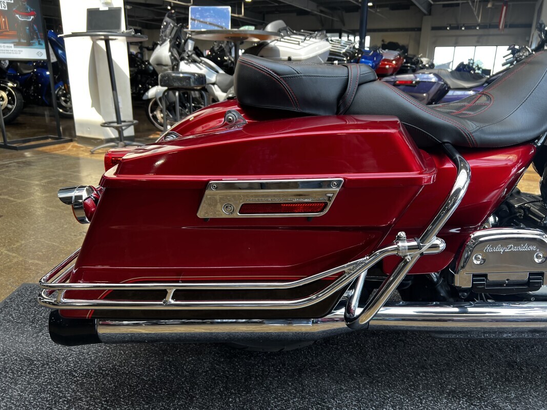 Harley-Davidson Road King 2012 FLHR RED - Photo 7