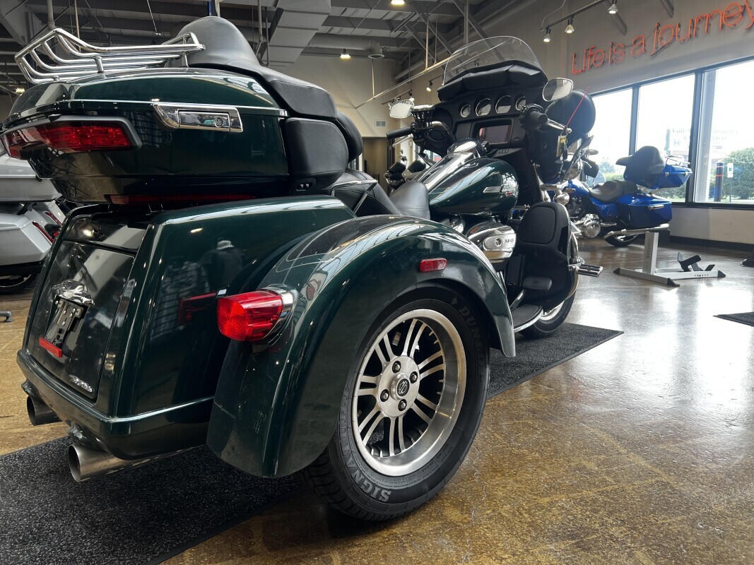 Harley-Davidson Tri Glide Ultra 2024 FLHTCUTG GREEN/BLACK - Photo 8