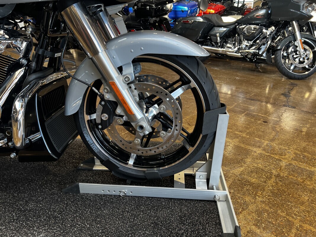 Harley-Davidson Road Glide 2025 FLTRX ATLAS SILVER - Photo 2