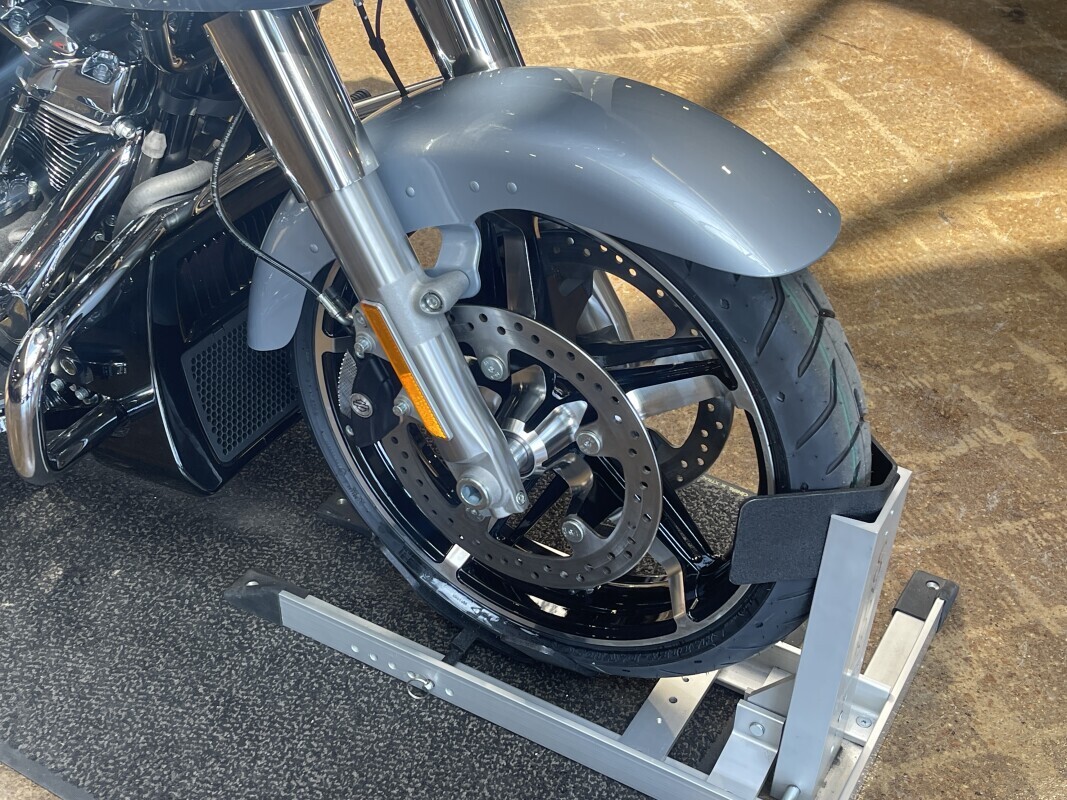 Harley-Davidson Road Glide 2025 FLTRX ATLAS SLV MTLIC - Photo 2