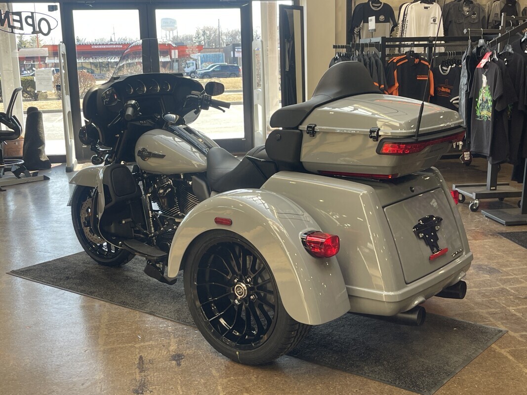 Harley-Davidson Tri Glide Ultra 2025 FLHTCUTG BILLIARD GRAY - Photo 10