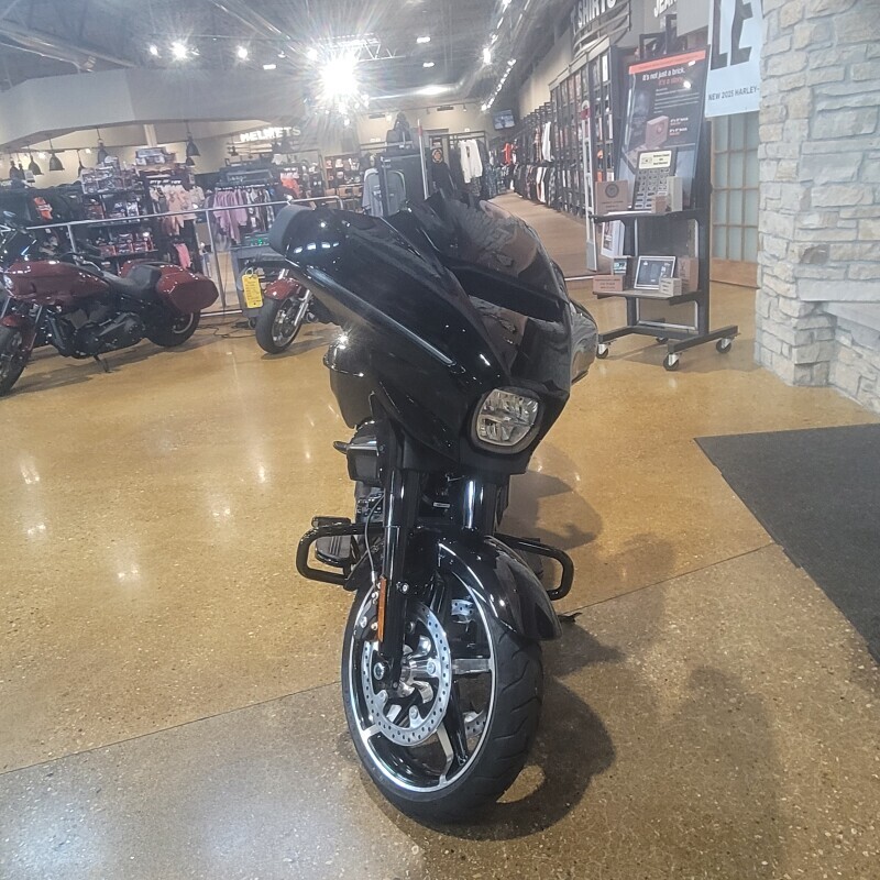 Harley-Davidson Street Glide 2025 FLHX VIVID BLACK - Photo 3