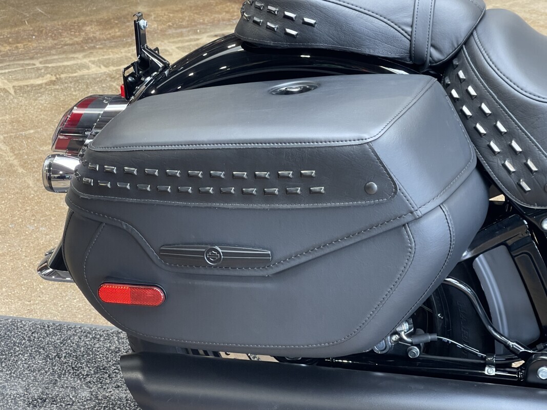 Harley-Davidson Heritage Classic 2025 FLHC VIVID BLACK - Photo 6