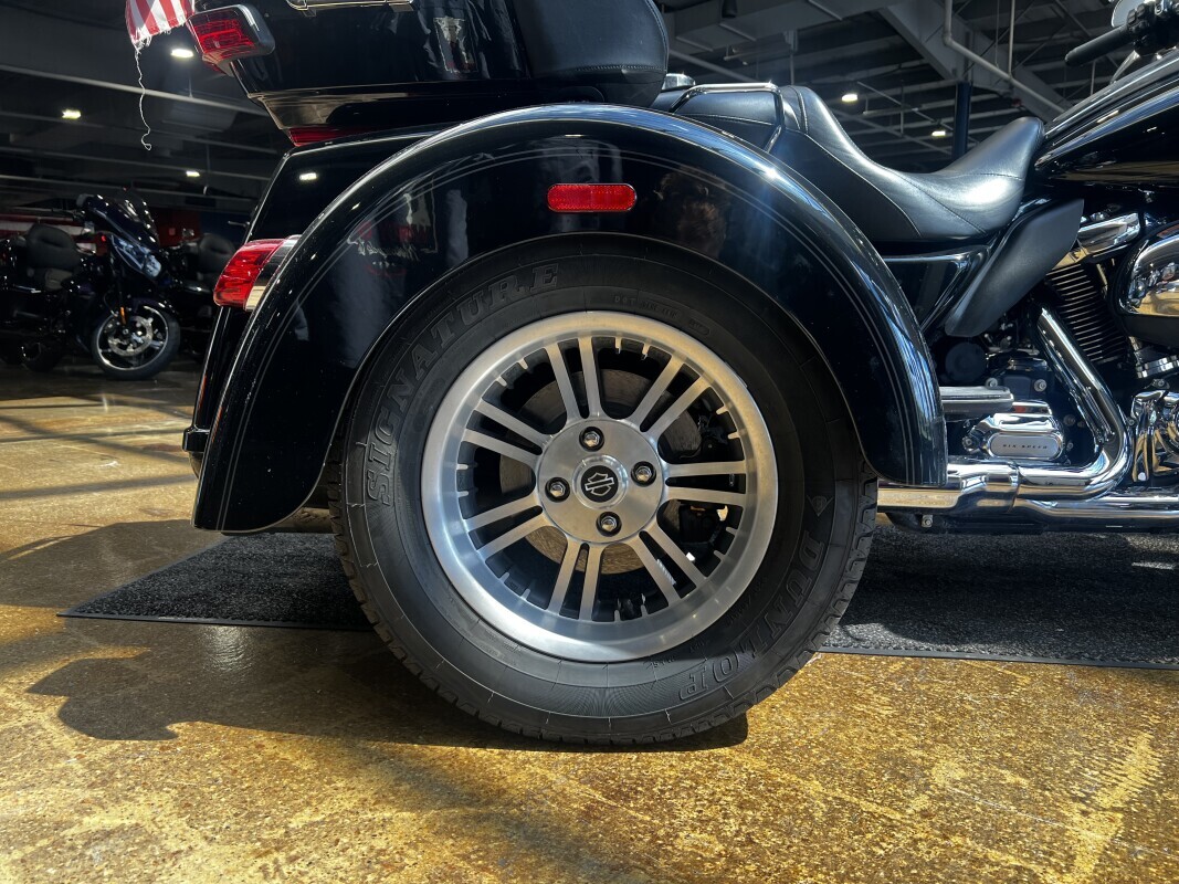 Harley-Davidson Tri Glide Ultra 2019 FLHTCUTG BLACK - Photo 8