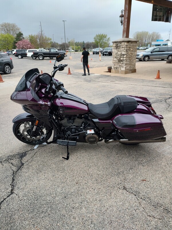 Harley-Davidson CVO Road Glide 2025 FLTRXSE POISON BERY FADE - Photo 5