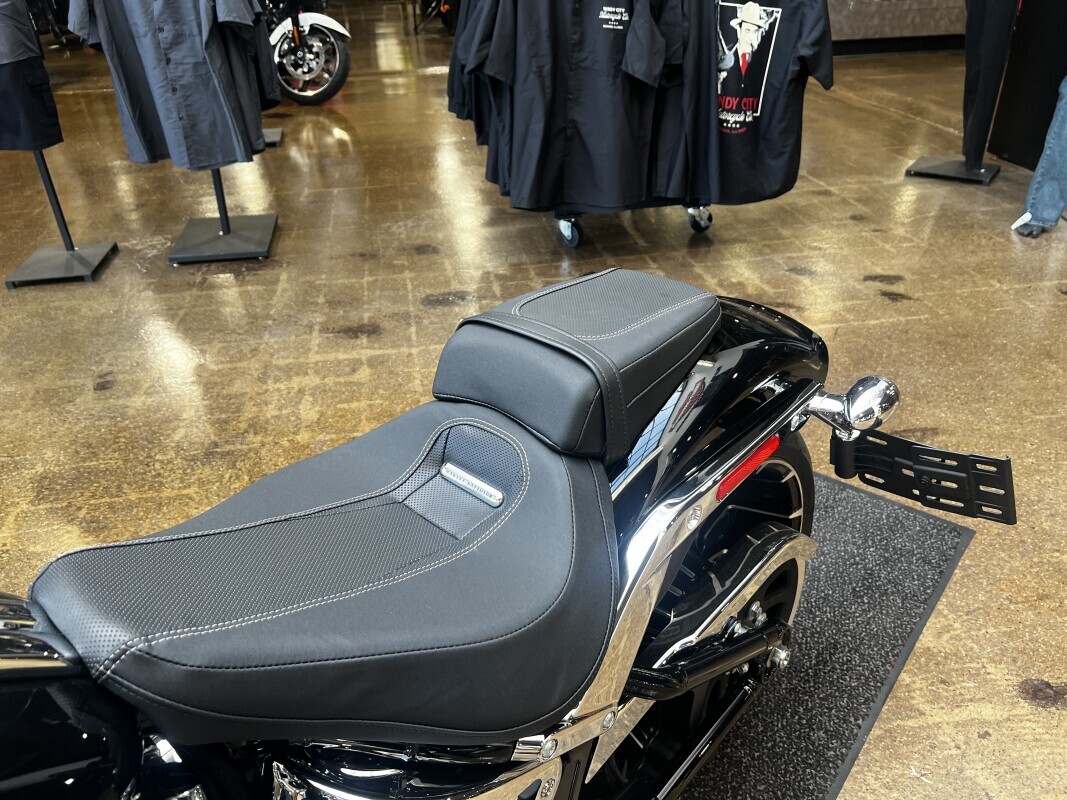Harley-Davidson Breakout 2025 FXBR VIVID BLACK - Photo 10