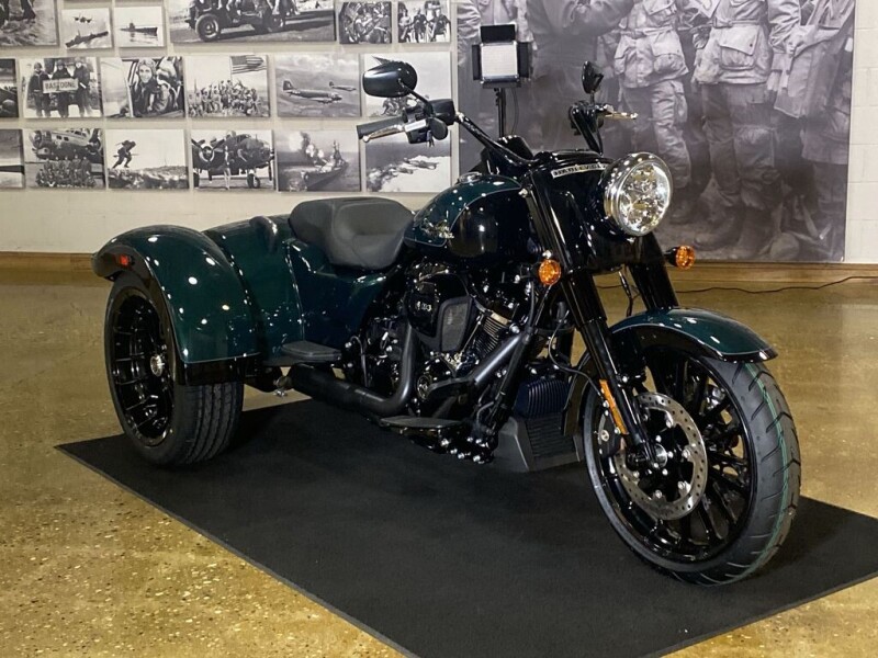 Harley-Davidson® Freewheeler™ 2024 FLRT ALP GREEN/BLACK