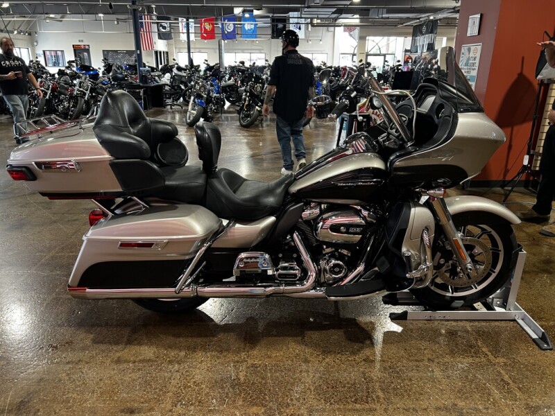 Harley-Davidson® Road Glide® Ultra 2018 FLTRU SILVER/BLACK