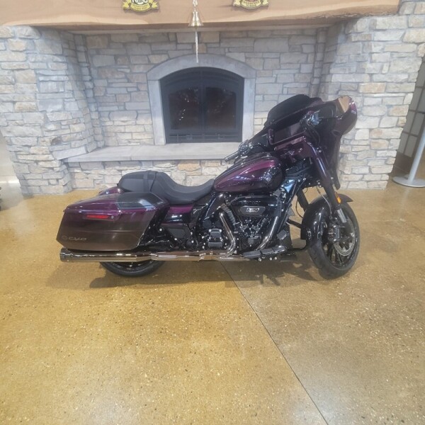 Harley-Davidson® CVO™ Street Glide™ 2025 FLHXSE POISON BERY FDE