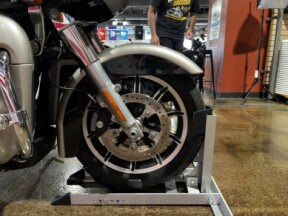 Harley-Davidson® Road Glide® Ultra 2018 FLTRU SILVER/BLACK thumb 2