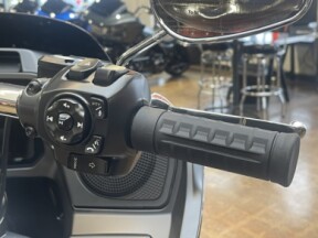 Harley-Davidson® Road Glide™ 2025 FLTRX VIVID BLACK thumb 2