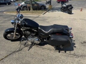 Harley-Davidson® 1200 Custom 2013 XL1200C BLACK thumb 1
