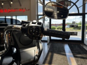 Harley-Davidson® Road Glide™ 2025 FLTRX VIVID BLACK thumb 2