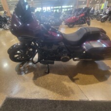 Harley-Davidson® CVO™ Street Glide™ 2025 FLHXSE POISON BERY FDE thumb 2