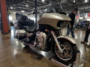 Harley-Davidson® Road Glide® Ultra 2018 FLTRU SILVER/BLACK thumb 3