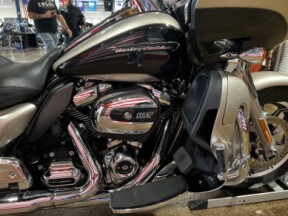 Harley-Davidson® Road Glide® Ultra 2018 FLTRU SILVER/BLACK thumb 1