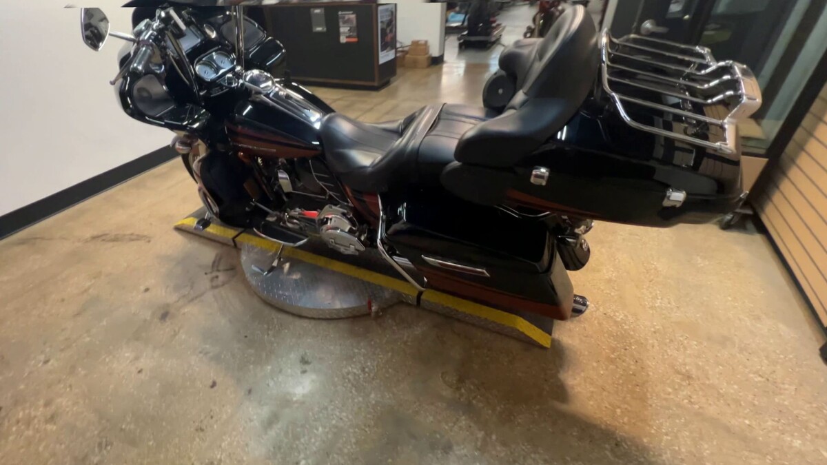 2015 Harley-Davidson CVO Road Glide Ultra - Photo 2