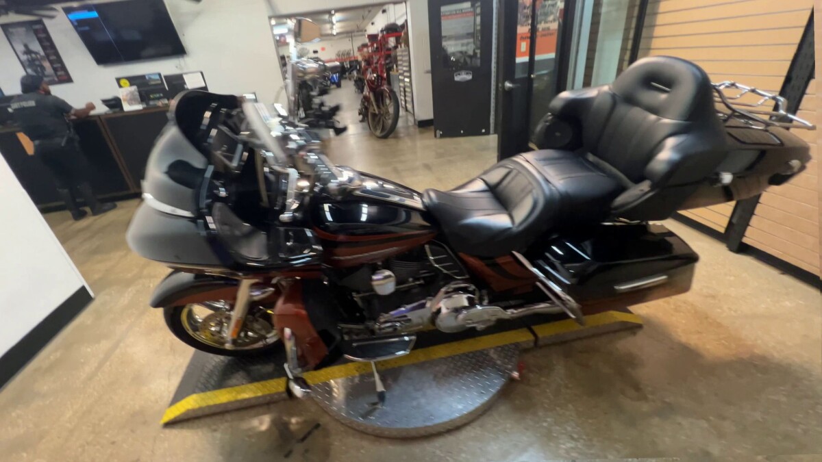 2015 Harley-Davidson CVO Road Glide Ultra - Photo 9