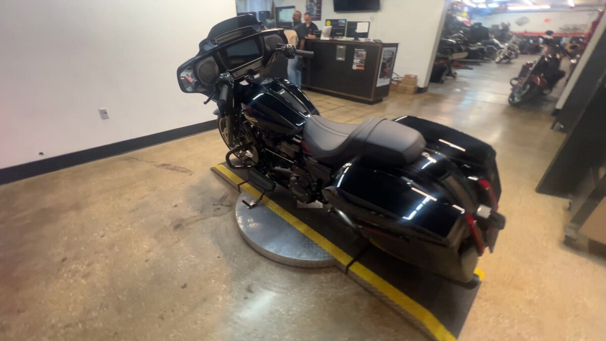 2025 Harley-Davidson Street Glide FLHX - Photo 2