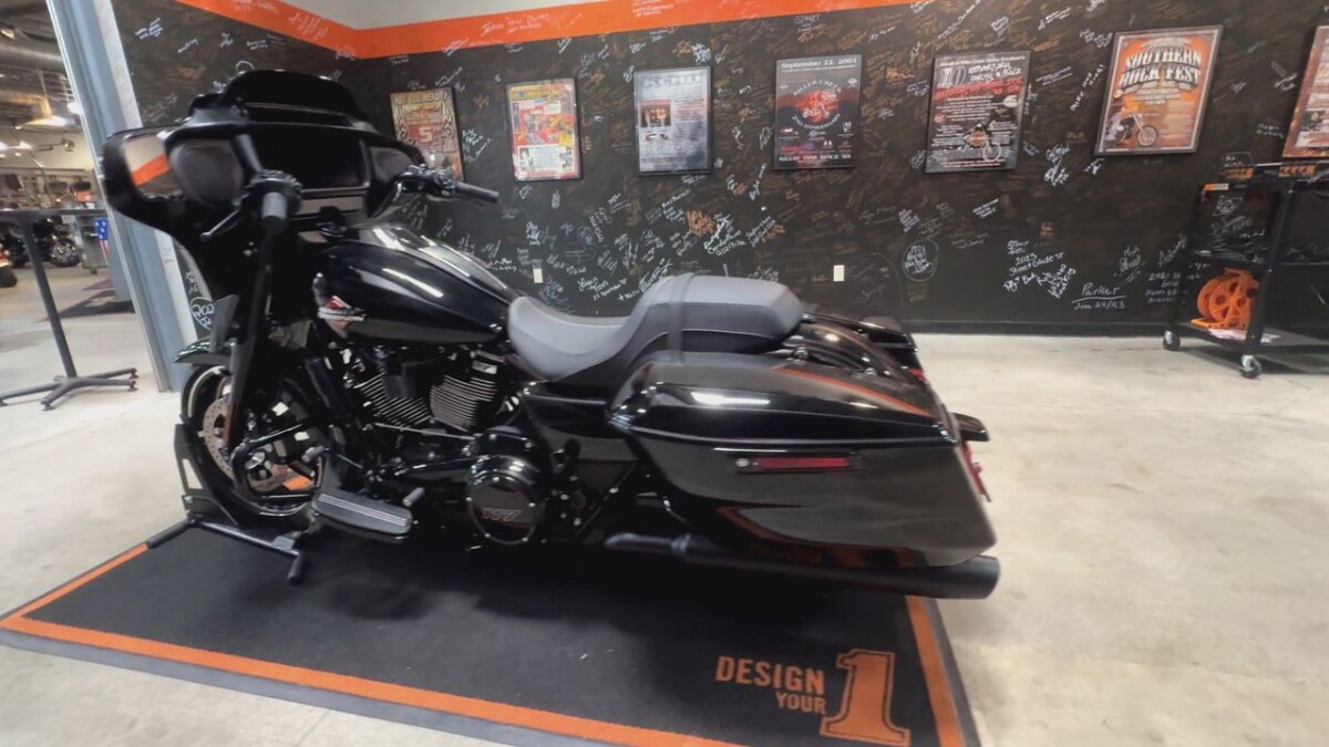 FLHX 2025 Street Glide - Photo 2