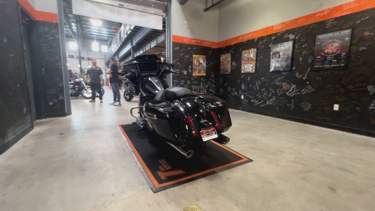FLHX 2025 Street Glide - Photo 3