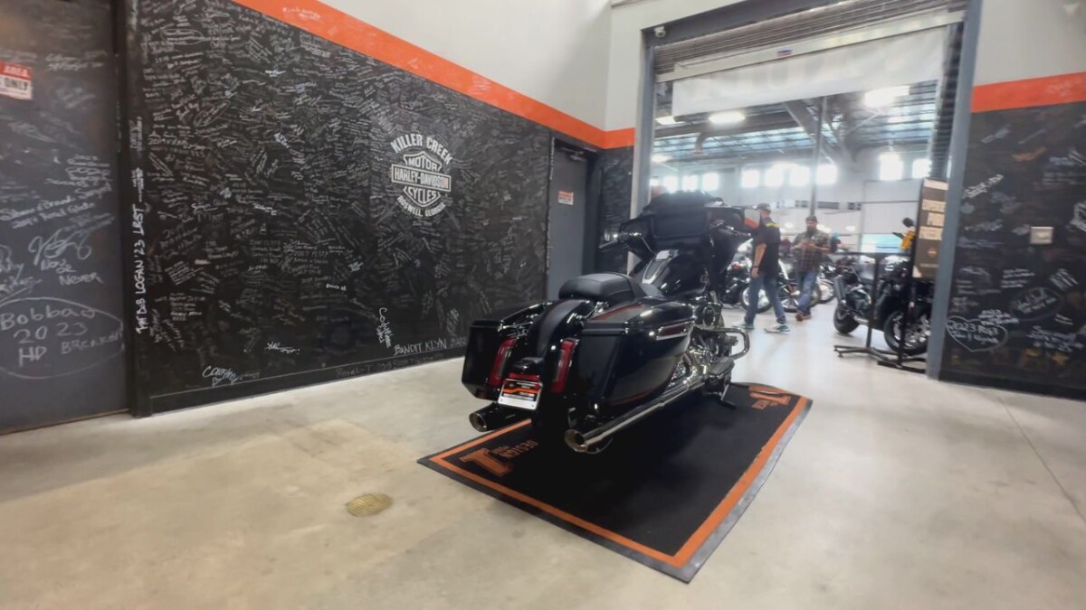 FLHX 2025 Street Glide - Photo 4