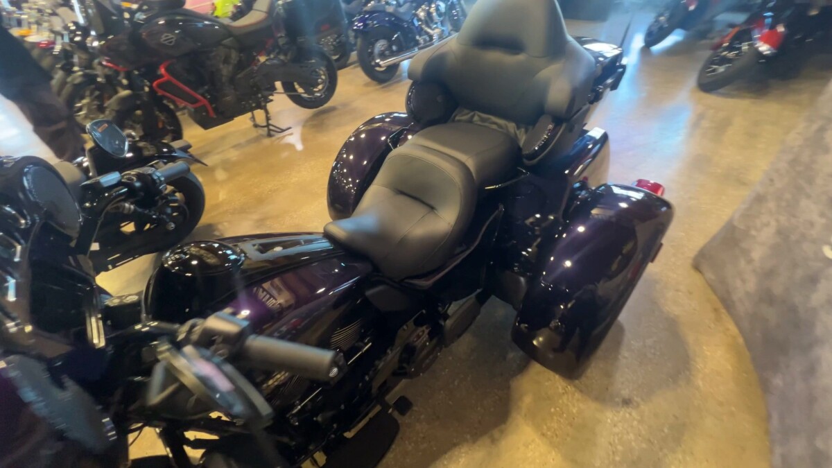 2025 Harley-Davidson Tri Glide Ultra FLHTCUTG - Photo 8