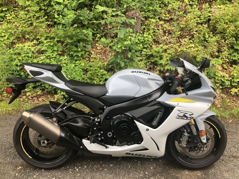 2022 Suzuki GSX-R750 Glass Matte Mechanical Gray / Pearl Brilliant White