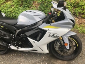 2022 Suzuki GSX-R750 Glass Matte Mechanical Gray / Pearl Brilliant White thumb 2