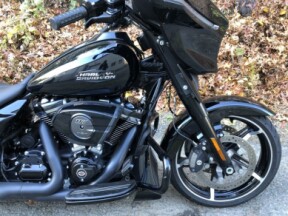 2024 Harley-Davidson® Street Glide® Vivid Black thumb 2