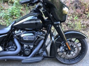 2018 Harley-Davidson® Street Glide® Special Vivid Black thumb 2