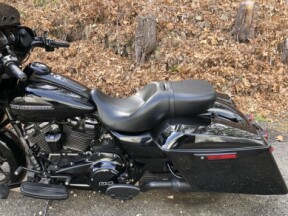 2020 Harley-Davidson® Street Glide® Special Vivid Black thumb 3