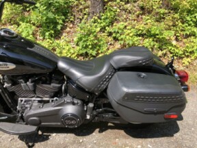 2023 Harley-Davidson® Heritage Classic Vivid Black thumb 3