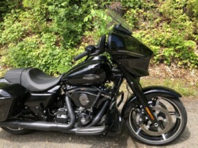 2024 Harley-Davidson® Street Glide® Vivid Black thumb 2