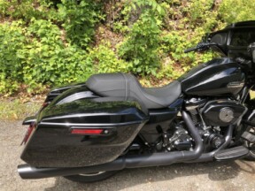 2024 Harley-Davidson® Street Glide® Vivid Black thumb 1