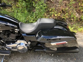 2024 Harley-Davidson® Street Glide® Vivid Black thumb 3