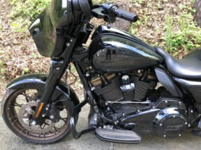 2022 Harley-Davidson® Street Glide® ST Vivid Black thumb 3