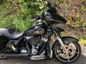 2024 Harley-Davidson® Street Glide® Vivid Black thumb 2