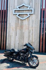 2024 Harley-Davidson® Street Glide® Vivid Black - Sturgis Edition thumb 3