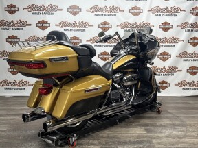 2017 Harley-Davidson® FLTRU Road Glide® Ultra thumb 3