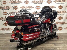 2010 Harley-Davidson® FLHTCU Electra Glide® Ultra Classic® thumb 3